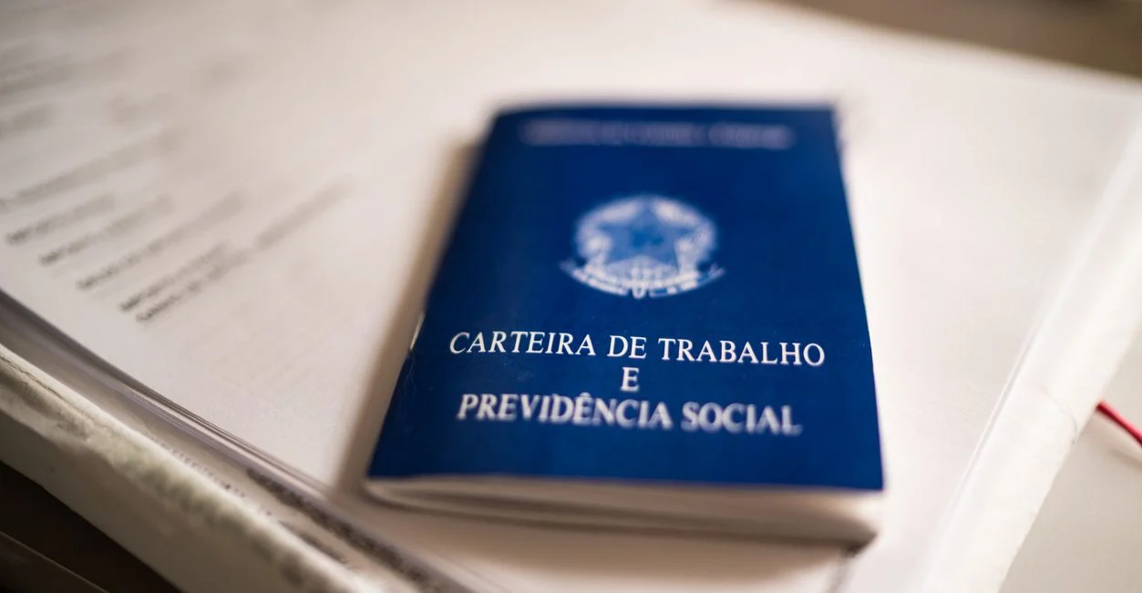 Desemprego no Brasil em Mínima Histórica: Taxa Cai para 5,1% no Fim de 2025 e Ano Termina com Recorde Anual