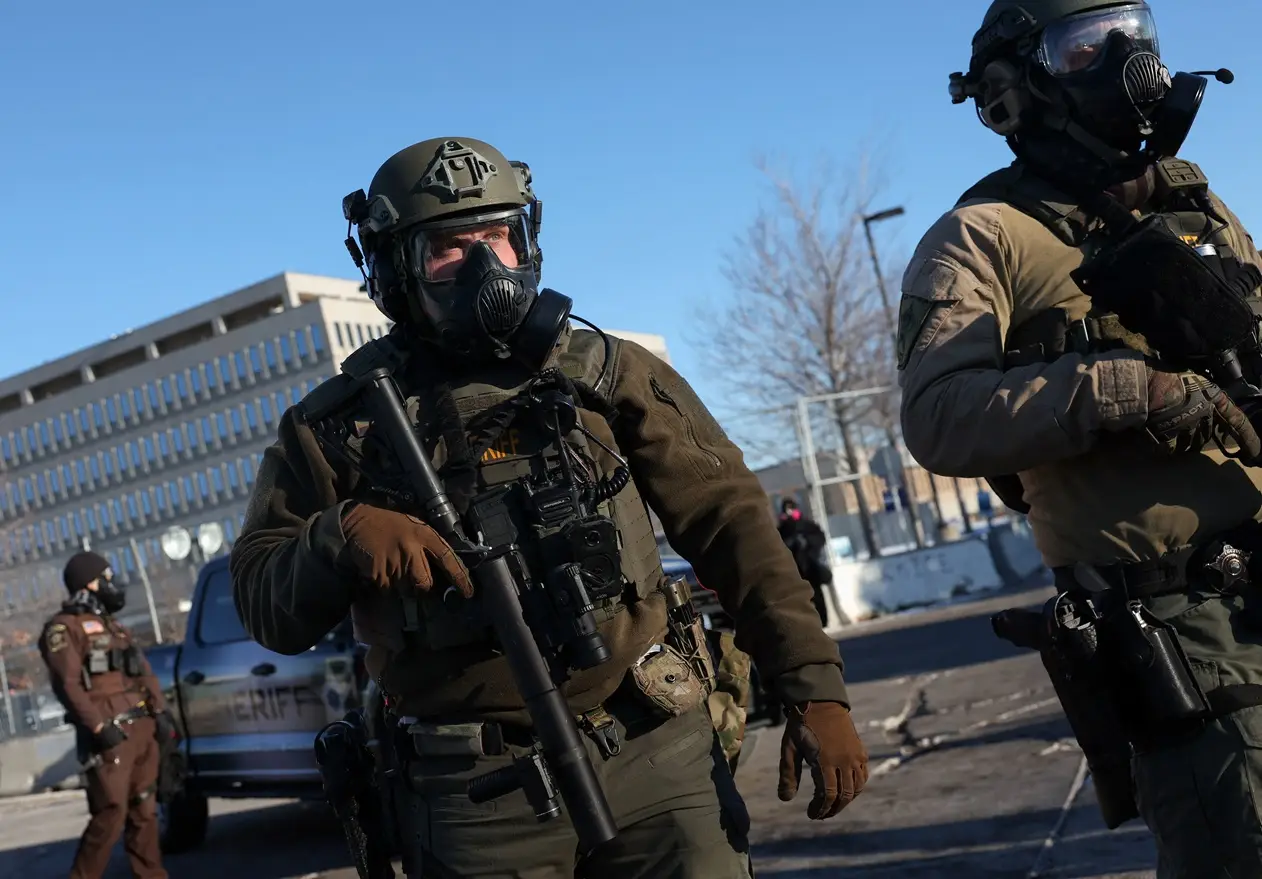 EUA equipam agentes de imigração com câmeras corporais após mortes em Minnesota, Trump apoia decisão