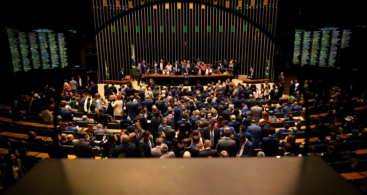Câmara dos Deputados Aprova Criação de 18 Mil Cargos e Impacto de R$ 5,3 Bilhões em Ministérios e Servidores do Congresso