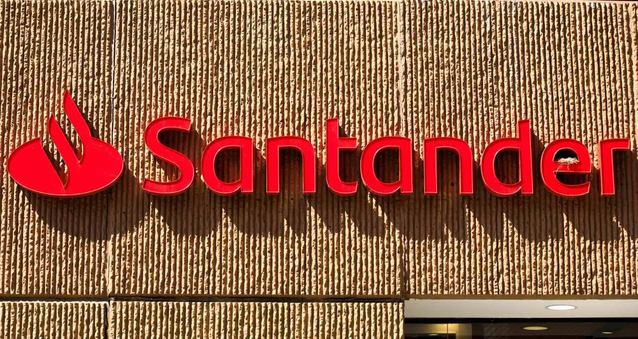 Santander Anuncia Recompra Histórica de 5 Bilhões de Euros Após Lucro Recorde e Compra do Webster Bank nos EUA