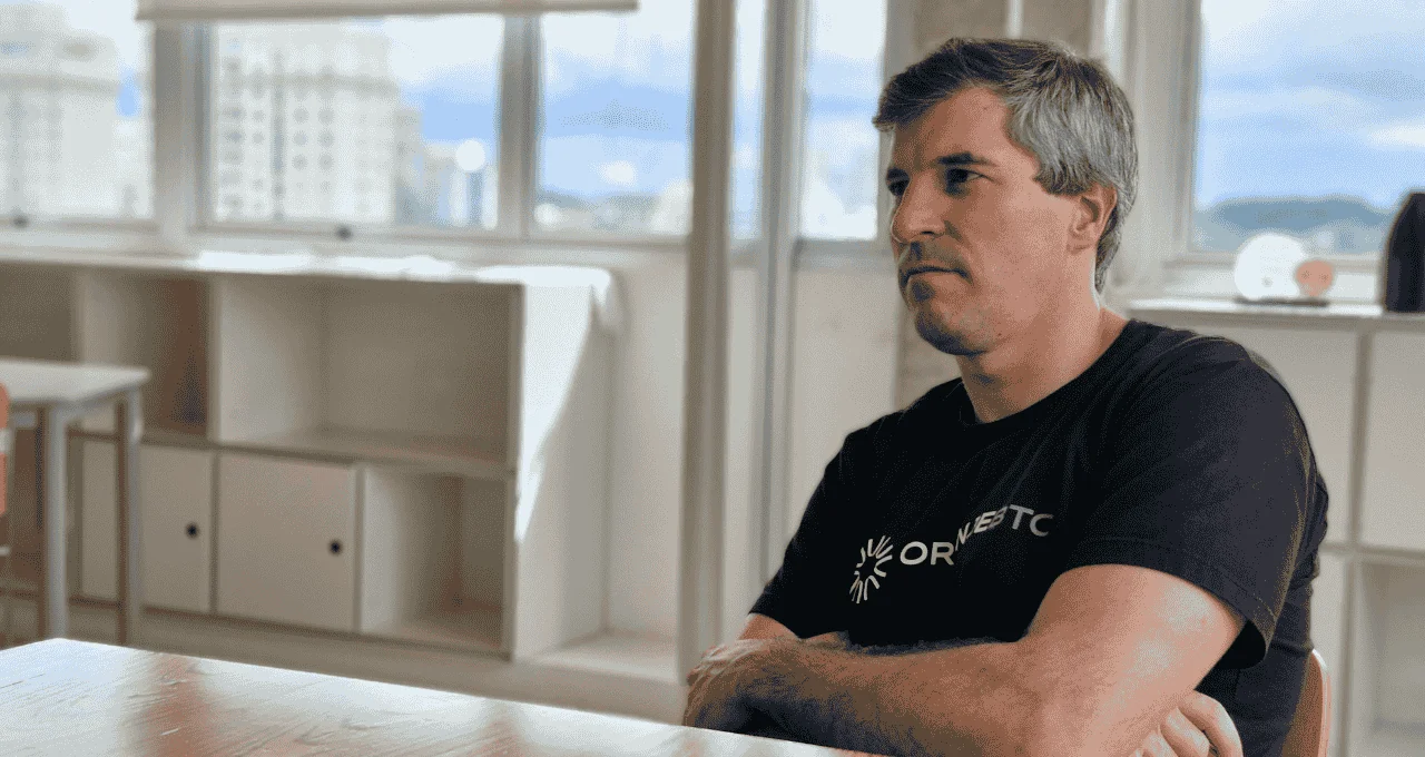 Ações da OranjeBTC (OBTC3) despencam 60%: Bitcoin Treasury em xeque, CEO defende estratégia de longo prazo e educação