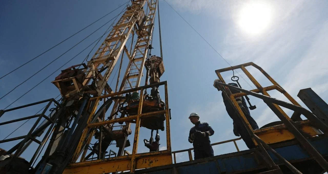 Petróleo despenca mais de US$ 1: EUA e Irã confirmam encontro em Omã, aliviando temores de conflito e interrupção no fornecimento