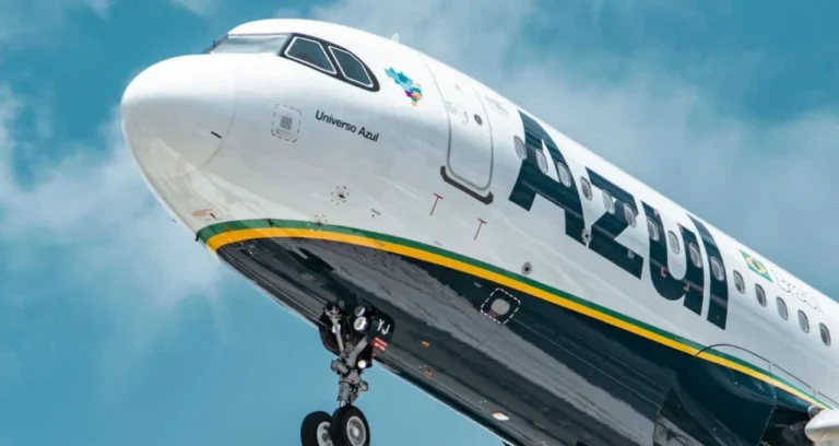 Ações da Azul (AZUL53) despencam mais de 30%: entenda a diluição de acionistas e o adiamento da oferta