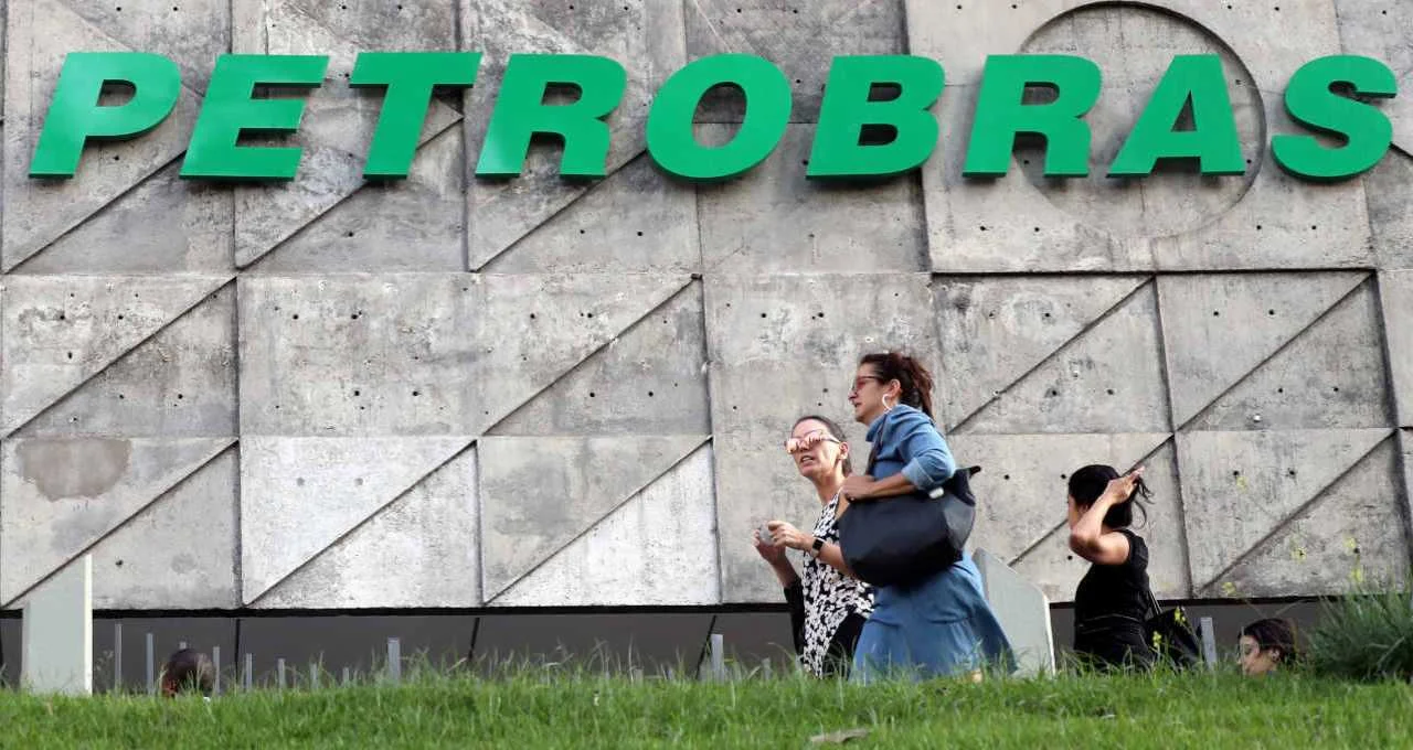 Petrobras (PETR4): Gestores Cautelosos com Ações da Estatal Apesar do Fluxo Estrangeiro e Alta de 20% em 2024