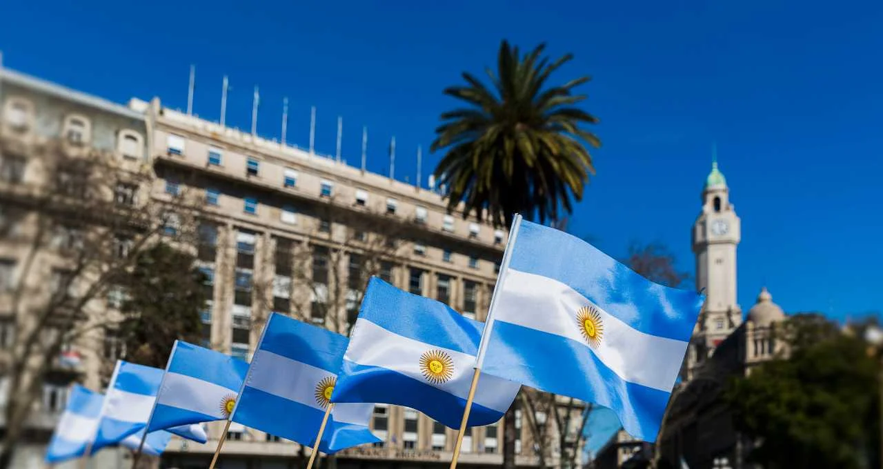 Argentina: Senado de Milei aprova reforma trabalhista polêmica em meio a protestos violentos e prisões