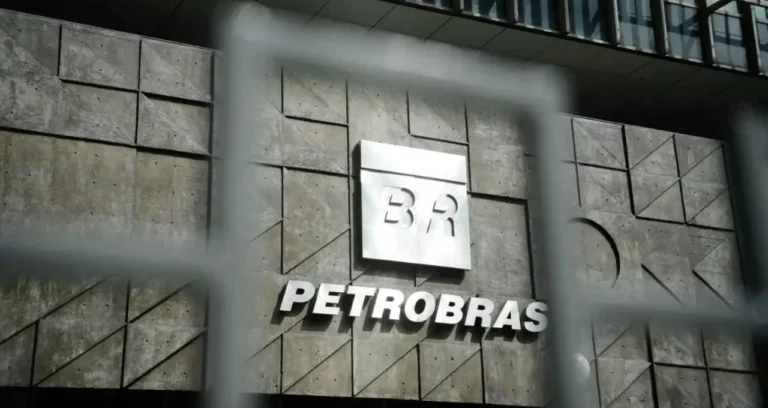 Petrobras (PETR4) em Queda: Entenda o Impacto do Petróleo e as Negociações EUA-Irã nas Ações da Estatal