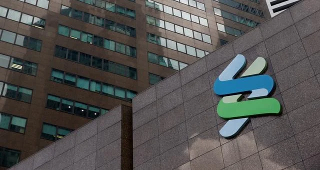 Bitcoin em Queda Livre? Standard Chartered prevê mergulho de 25% e alerta investidores de ETFs