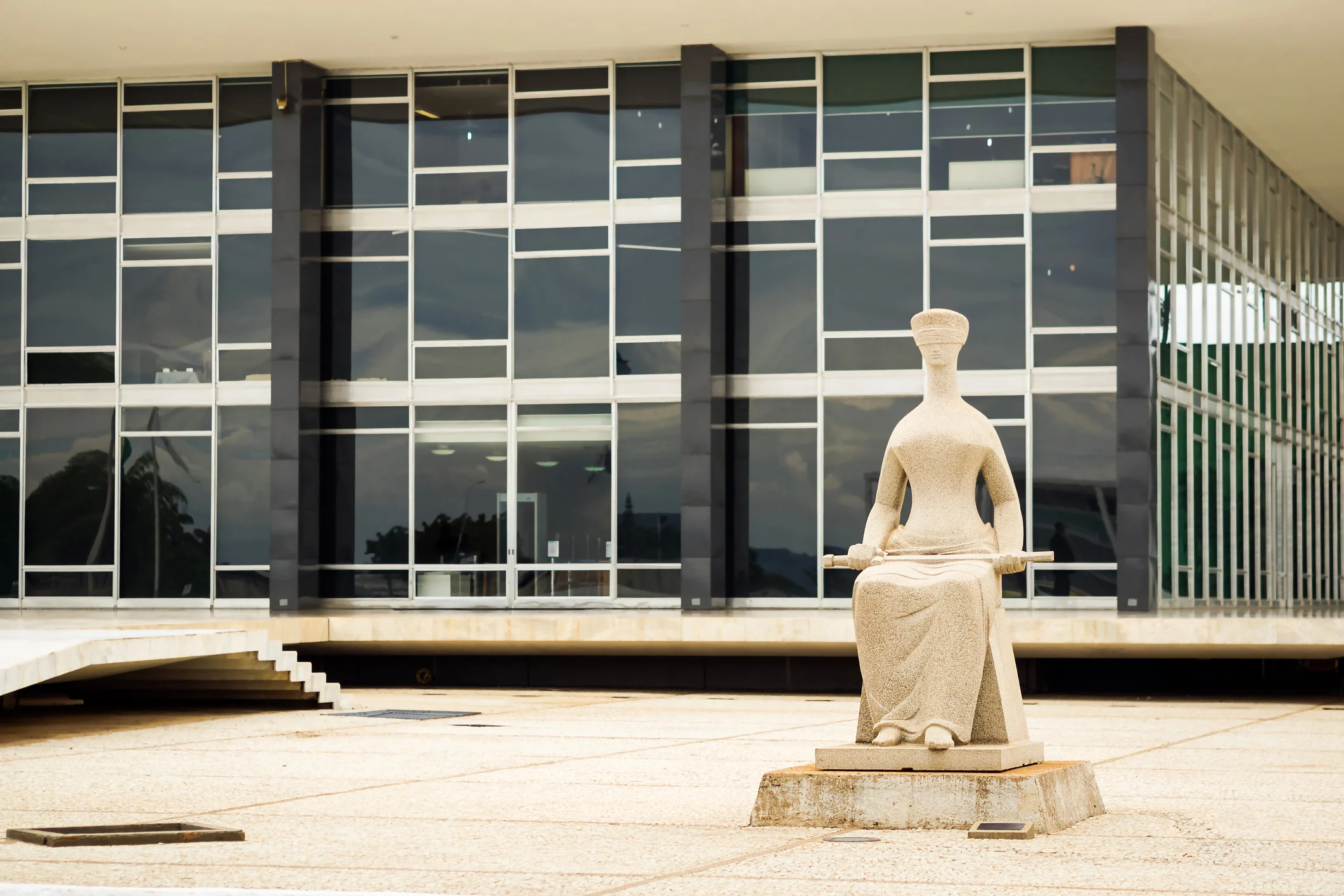 Receita Federal: “Múltiplos Acessos Ilícitos” a Dados de Ministros do STF e Familiares Levam a Medidas Severas Contra Servidores