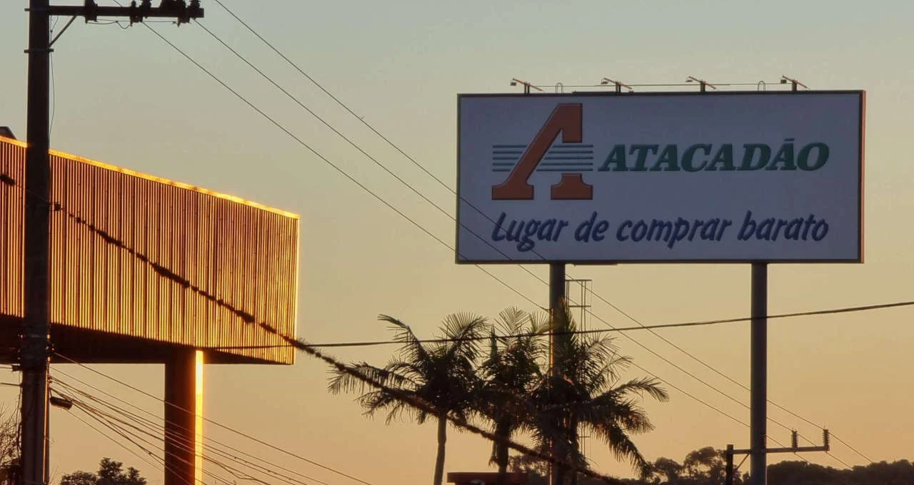 Atacadão Vende 22 Imóveis por R$ 975 Milhões para Fundos Imobiliários, Gerando Ganho de Capital e Impactando o IFIX