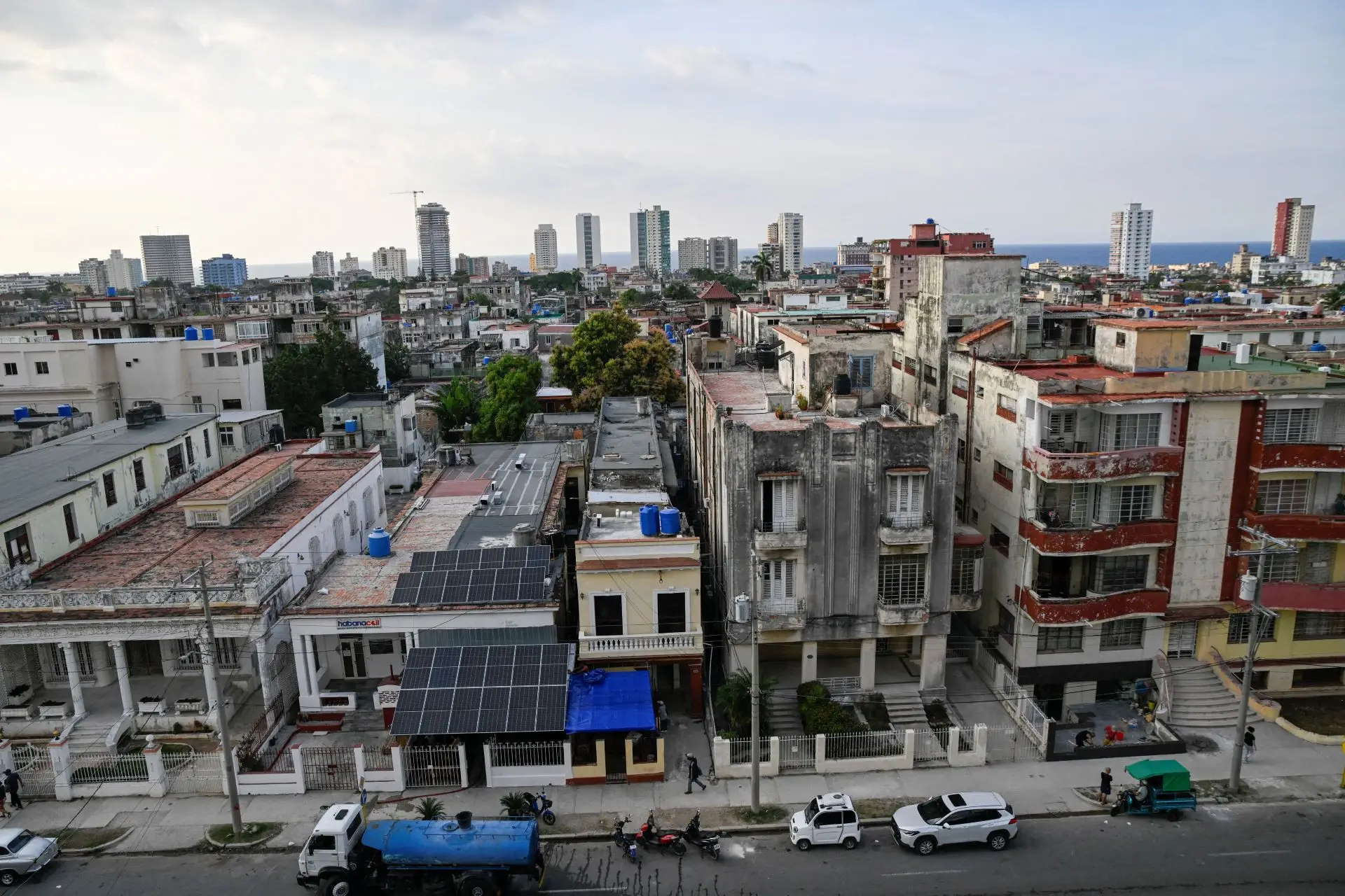 Crise Energética em Cuba: Milhares de Pequenos Negócios Privados Enfrentam Risco de Fechamento Devido à Escassez de Combustível e Apagões