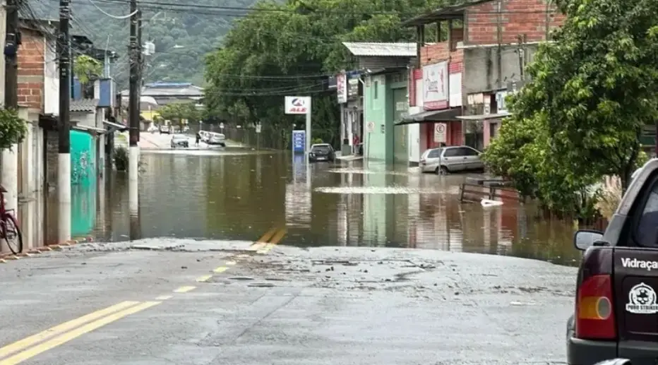 Ubatuba em Alerta: Chuvas de 1 Mês em 12 Horas Causam Tragédia e Bairro Submerso