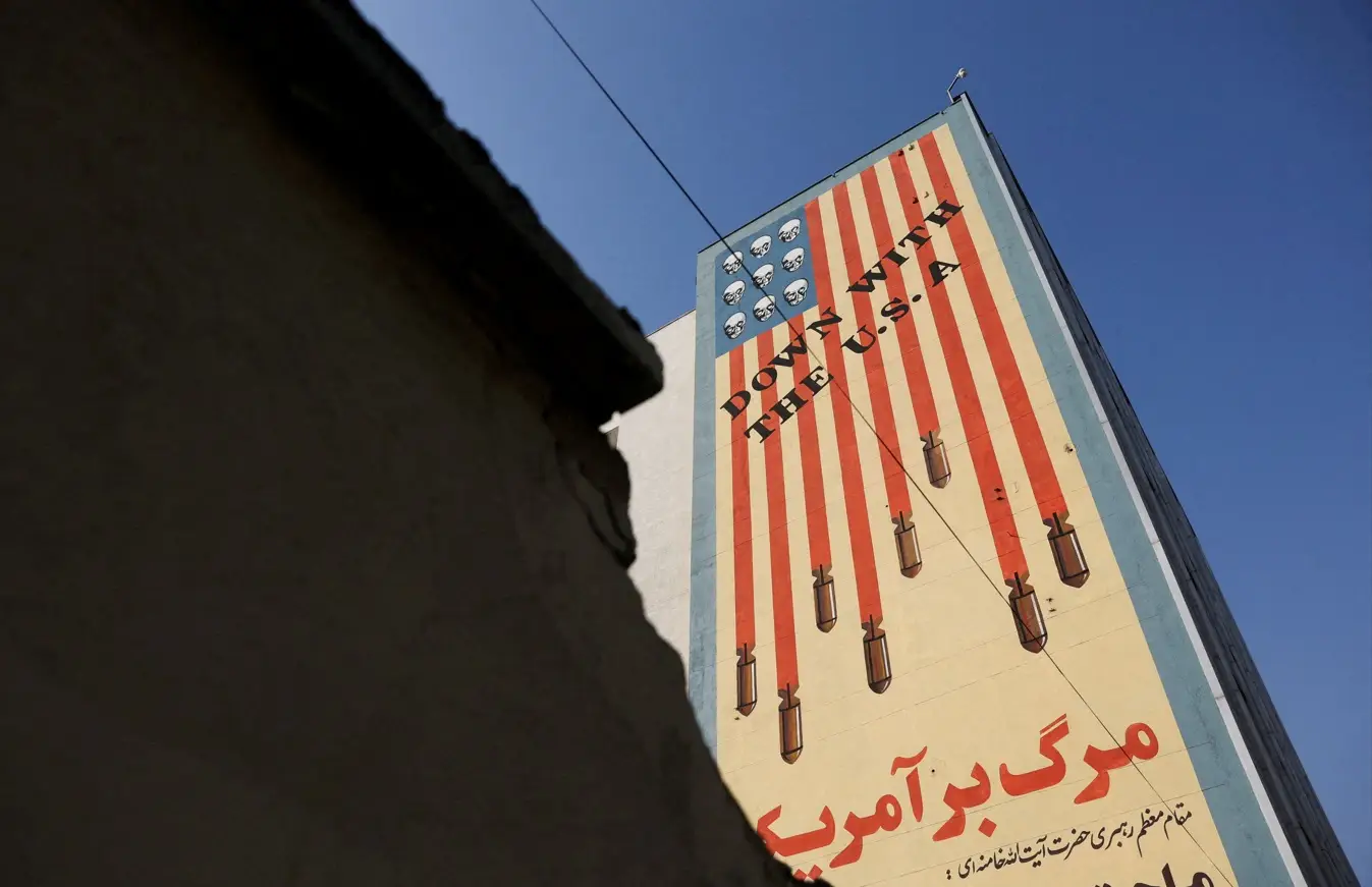 Irã sinaliza novas concessões nucleares em troca de sanções e direito ao enriquecimento de urânio, buscando evitar conflito com EUA