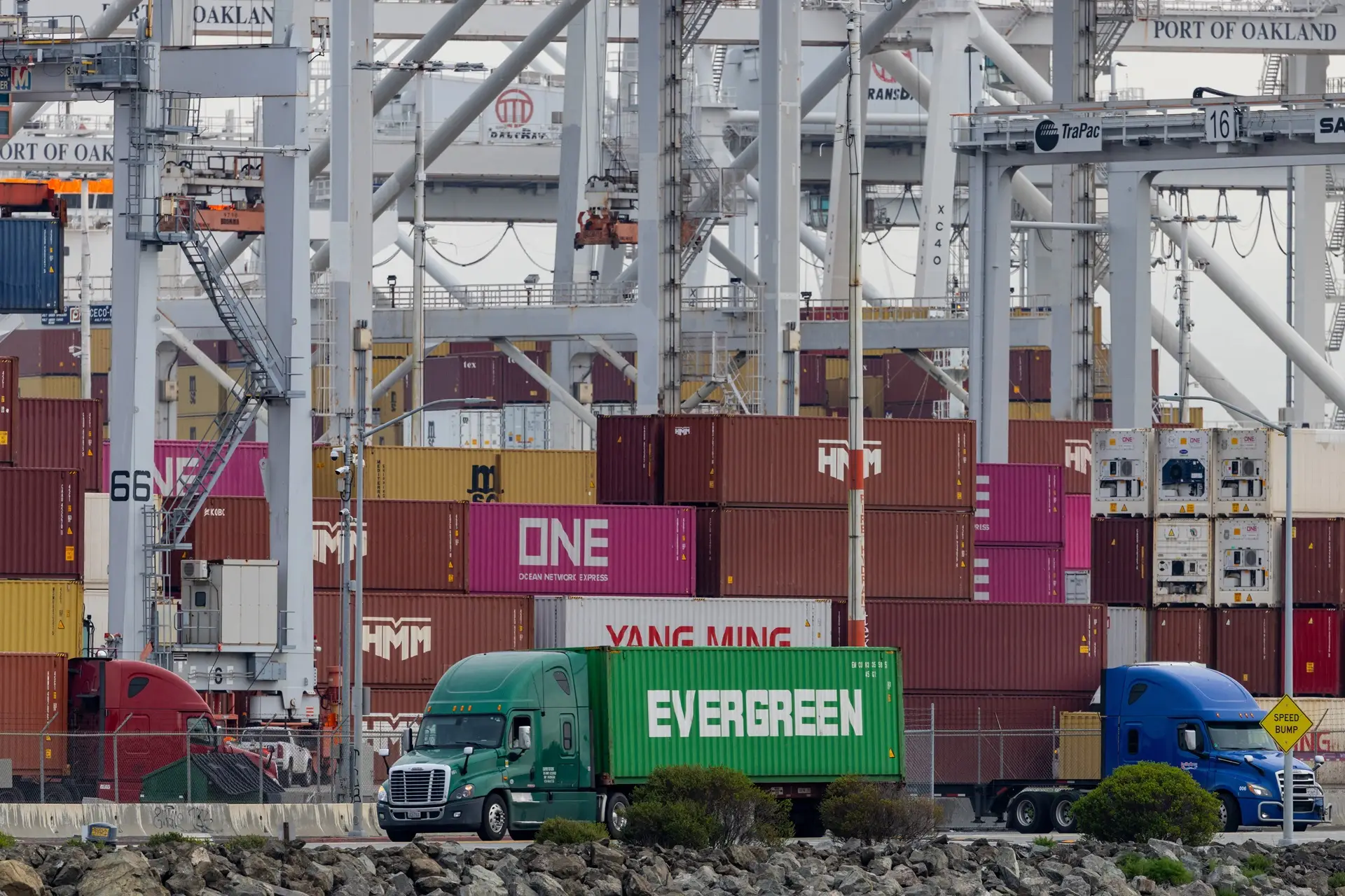 Tarifas EUA: Trump Impõe Taxa de 10% em Produtos Globais, Ignorando Promessa de 15% e Gerando Confusão Comercial