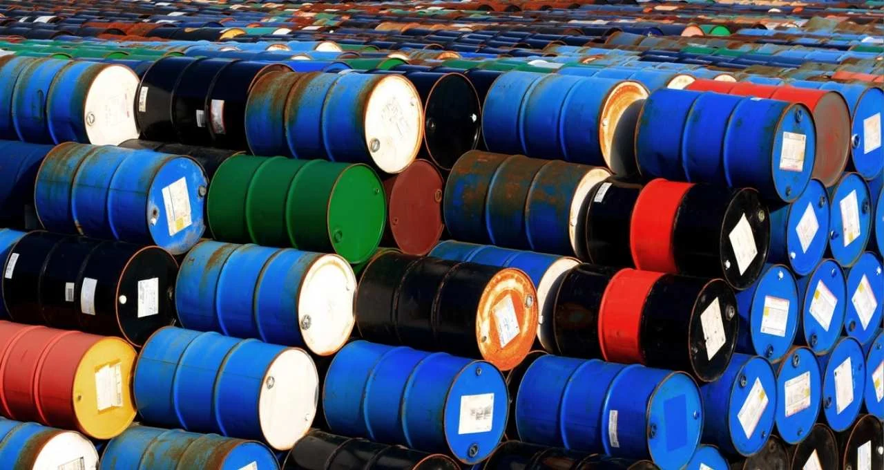 Petróleo em Baixa: Sinais Diplomáticos do Irã, Tarifas e Guerra na Ucrânia Impactam Preços Globais