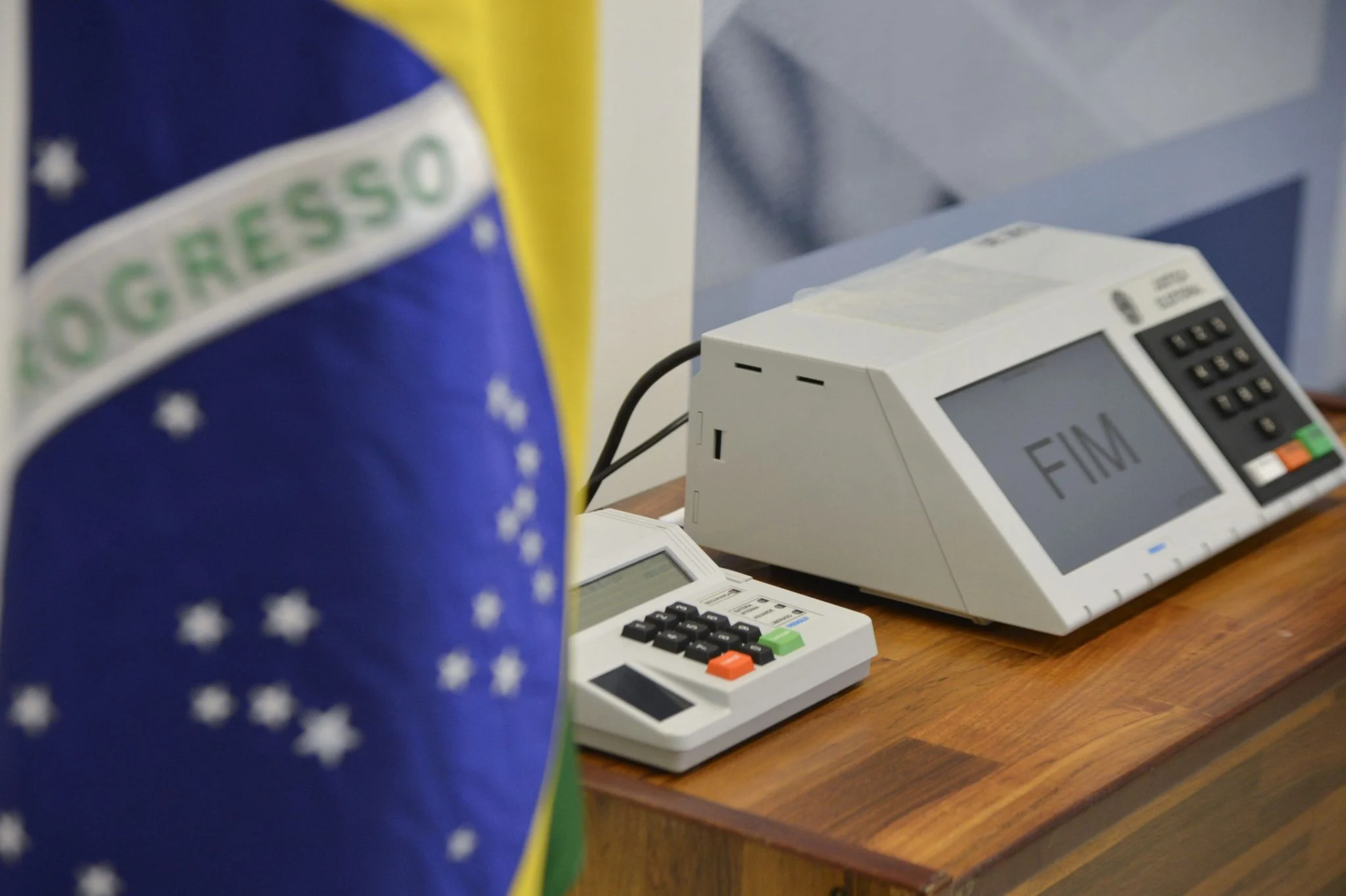 Eleições 2026: Pesquisas Revelam Cenário Polarizado e Desafios para a “Terceira Via”