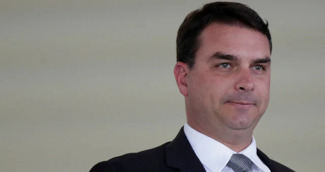 Flávio Bolsonaro lança PEC contra reeleição presidencial e busca assinaturas para mudar regras do Planalto