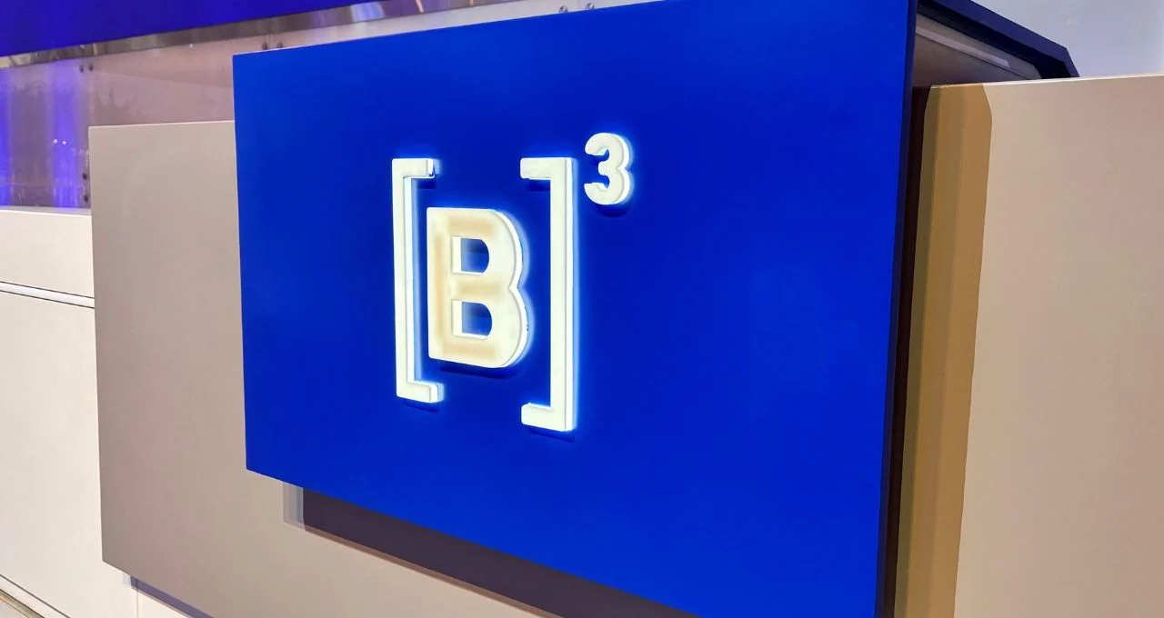 Lucro da B3 (B3SA3) dispara no 4T25, superando expectativas e impulsionado pelo boom do Ibovespa com investidores estrangeiros