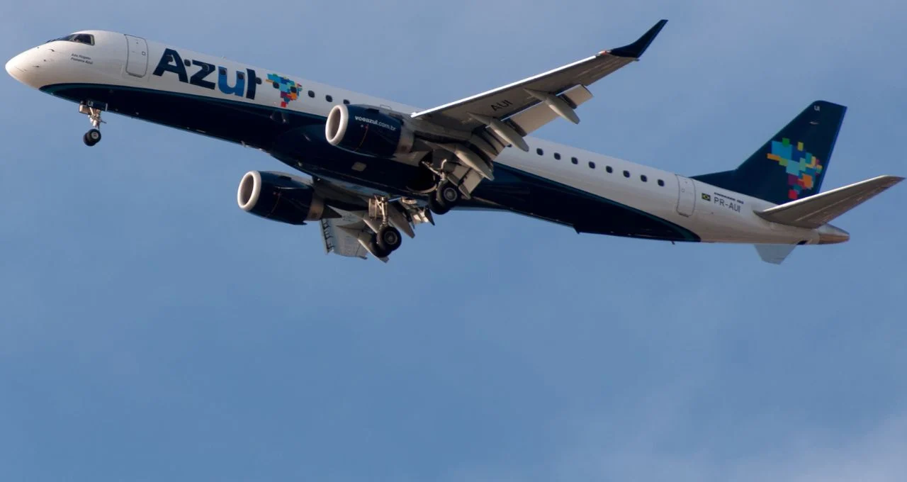 Azul (AZUL3): Acionistas Aprovam Grupamento Histórico de Ações; Entenda o Impacto e a Mudança de Código na Bolsa