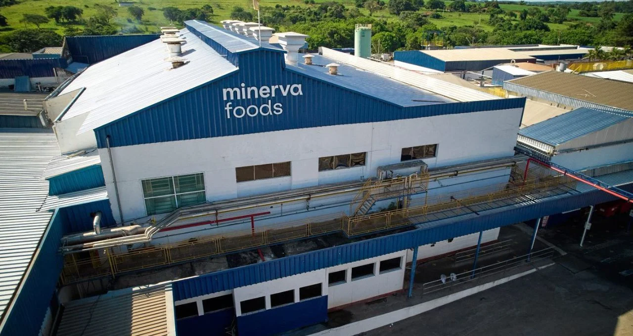 Minerva (BEEF3): BTG Pactual corta preço-alvo e alerta sobre desalavancagem lenta e pressão no caixa em 2026