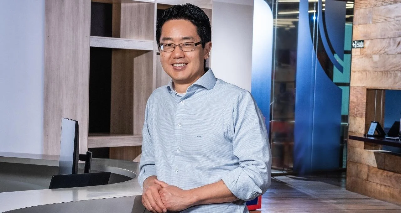 Casas Bahia (BHIA3) Sai do “Modo Sobrevivência”: CFO Elcio Ito Revela Plano para Gerar Caixa e Lucro em 2026