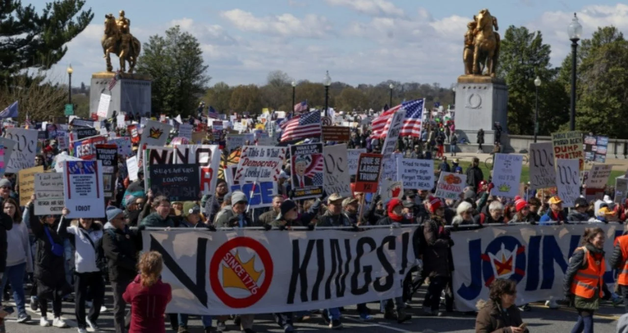 Milhões de Americanos Vão às Ruas Contra Trump: “O Povo Governará” em Protestos “No Kings”