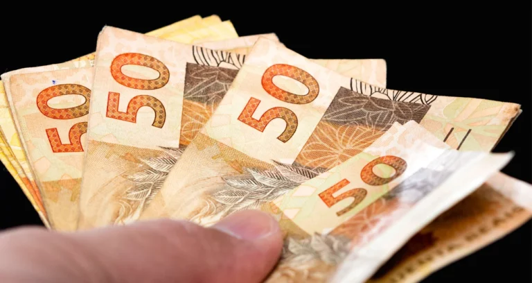 Crédito em Queda Livre: Empréstimos Recuam 6,5% e Inadimplência no Brasil Dispara para Nível Recorde desde 2017