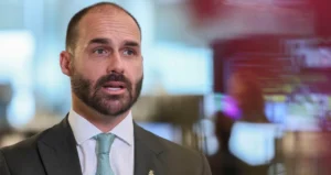 Alexandre de Moraes define data crucial para Eduardo Bolsonaro: interrogatório em abril sobre atuação nos EUA e trama golpista