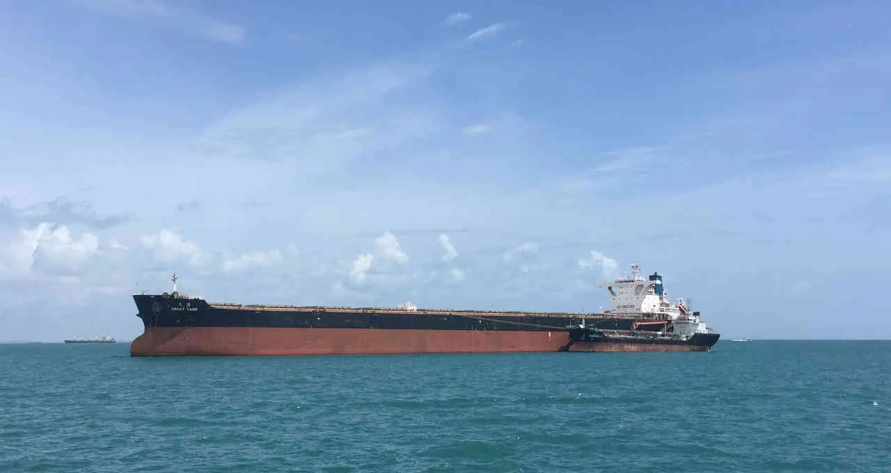 Irã Ameaça Incendiar Navios no Estreito de Ormuz e Elevar Preço do Petróleo a US$ 200 em Conflito com EUA