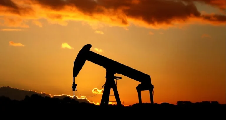 Petróleo Dispara: Fechamento do Estreito de Ormuz e Guerra Amplificada Causam Pânico nos Mercados Globais