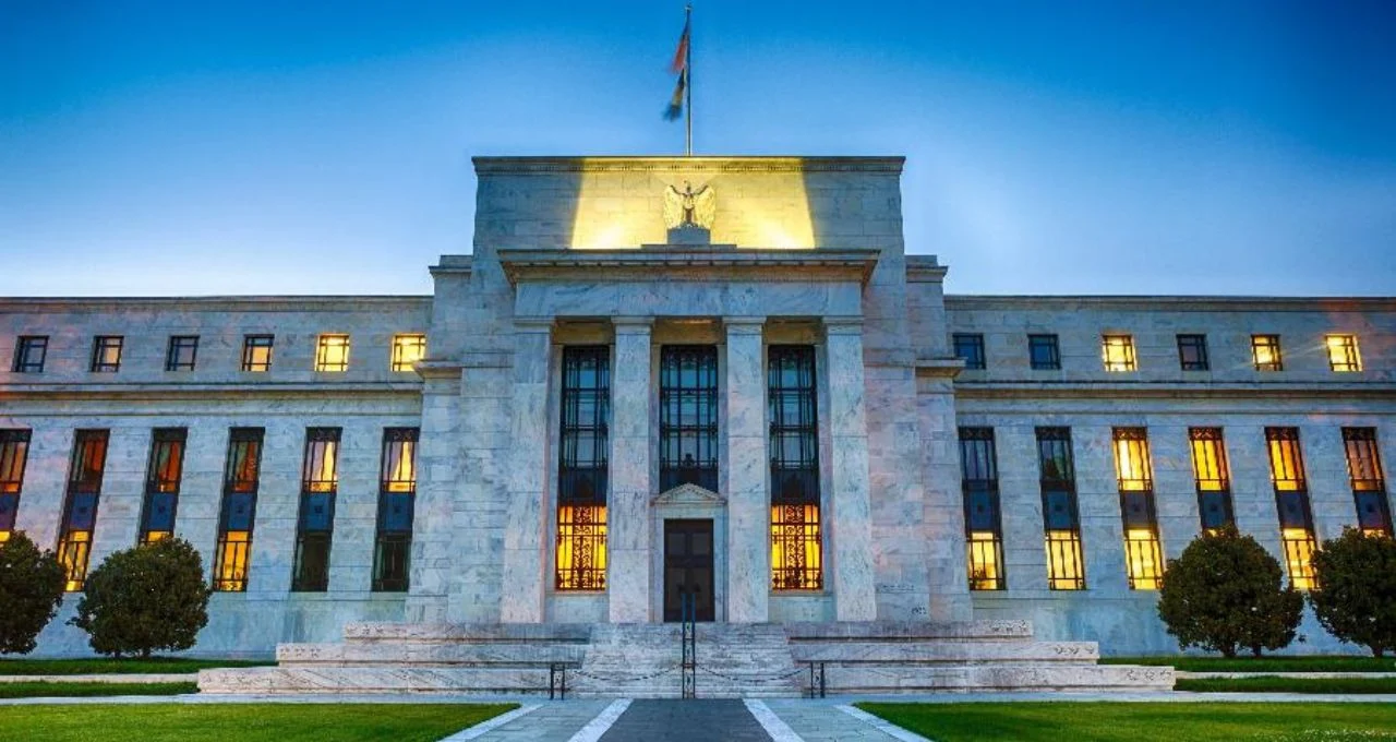 Conflito Irã-EUA não impede cortes de juros nos EUA, afirma diretor do Fed; entenda os motivos