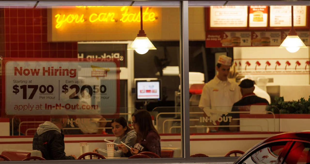 Setor de Serviços dos EUA Dispara para Máxima de 3 Anos e Meio em Fevereiro, Mas Guerra no Oriente Médio Ameaça Crescimento