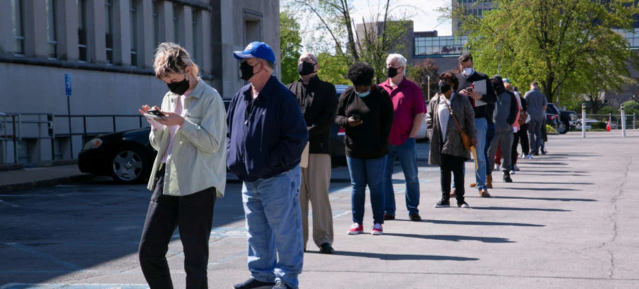 Auxílio-desemprego nos EUA estável, mas demissões em queda livre em fevereiro: o que isso revela sobre o mercado de trabalho?