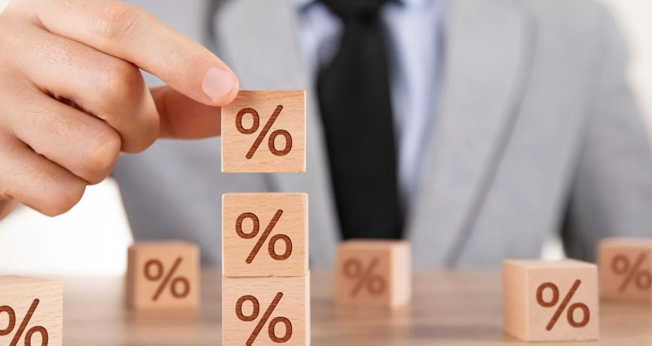 Juros Futuros Disparam com Crise no Oriente Médio: Corte de 0,5 pp da Selic em Março em Risco, Dólar e Petróleo em Alta