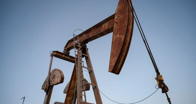 Petróleo em Rota de Salto Recorde: Guerras e Cortes de Produção Disparam Preços Para Níveis de 2022, Ameaçando Consumidores Globais