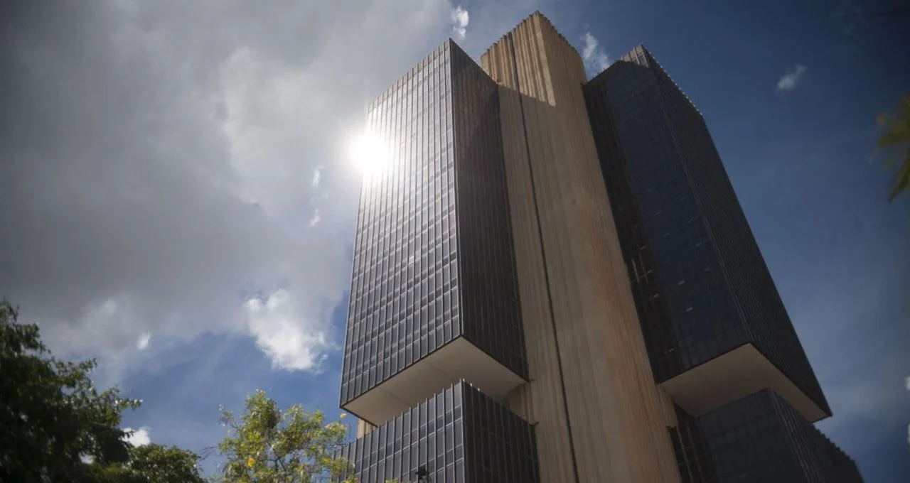 Economistas sobem projeções da Selic para 2026: entenda o impacto no seu bolso e no futuro da economia brasileira