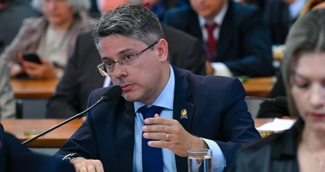 CPI contra Moraes e Toffoli no caso Banco Master ganha força com 35 assinaturas; pedido de impeachment de Moraes é protocolado