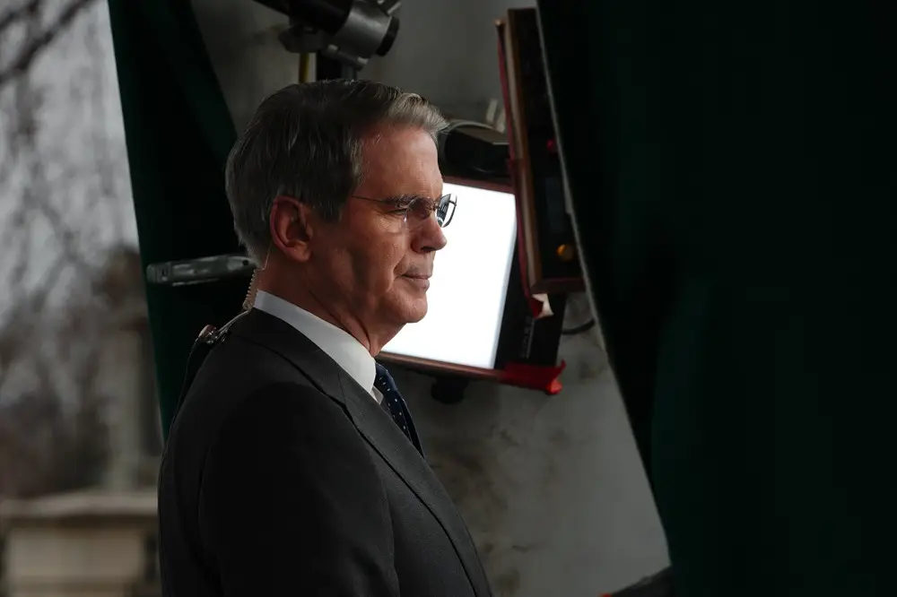 EUA Permitem Exportação de Petróleo do Irã Pelo Estreito de Ormuz para Estabilizar Preços Globais, Revela Secretário do Tesouro