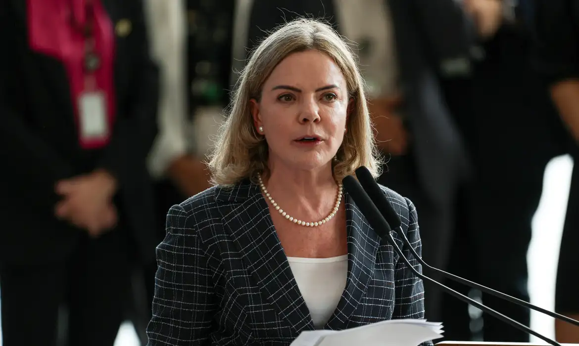 Gleisi Hoffmann Abala Cenário Político e Processa Flávio Bolsonaro por Vídeo com IA Associando-a ao Crime Organizado