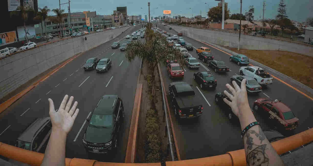 Ecorodovias (ECOR3) Surpreende com Lucro Líquido de R$ 241,8 Milhões no 4T25, Impulsionado por Tráfego e Pedágios