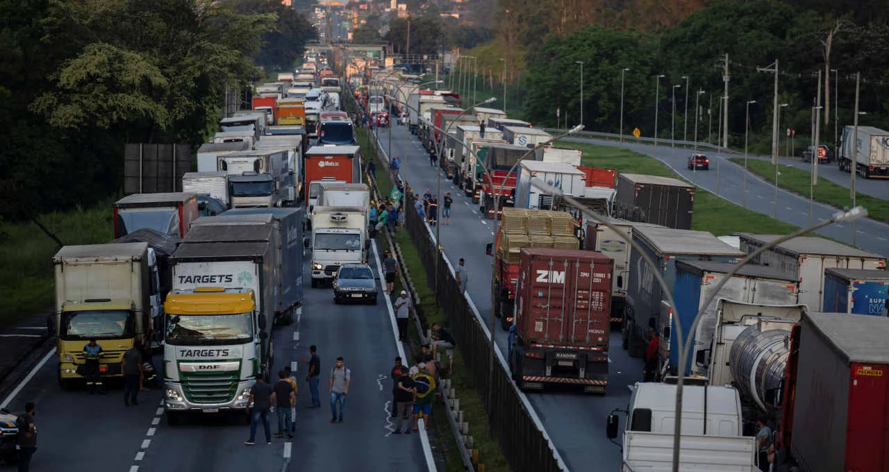 Caminhoneiros Desistem da Greve: Governo Federal Anuncia Medidas Severas Contra Preços de Frete e Diesel