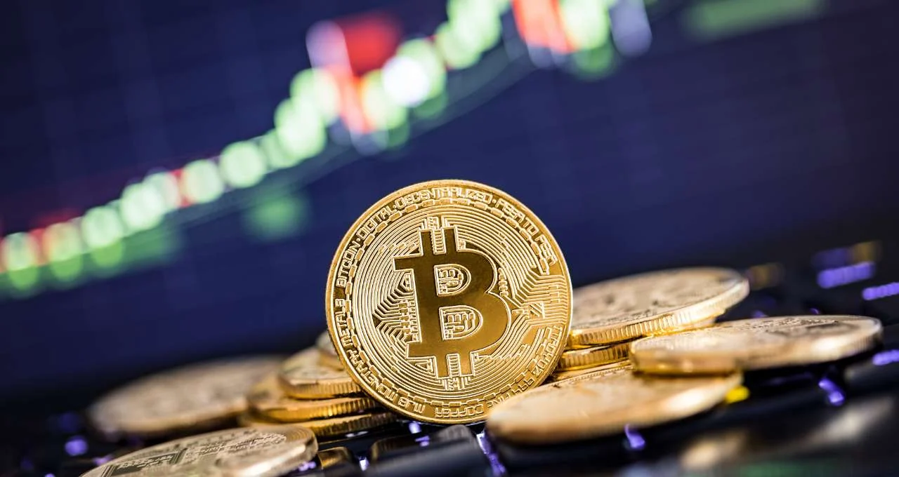 Bitcoin e Criptomoedas em Queda: BTC Abaixo dos US$ 70 mil, ETFs Seguem Fortes Apesar de Juros nos EUA