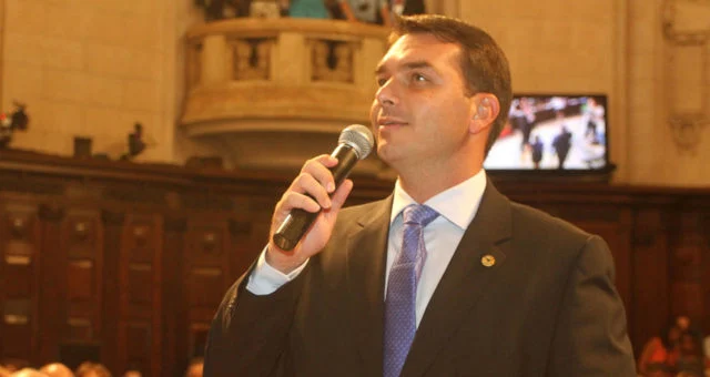 Jingle de Flávio Bolsonaro ataca Terceira Via e prevê queda do Centrão em 2026: “Vai cair do cavalo”