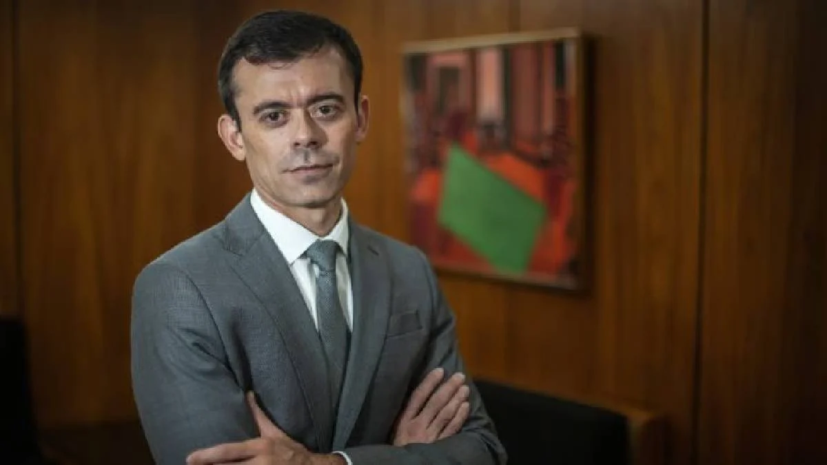 Durigan Move Peças na Fazenda: Ceron Ascende a Secretário-Executivo e Leal Assume o Tesouro Nacional