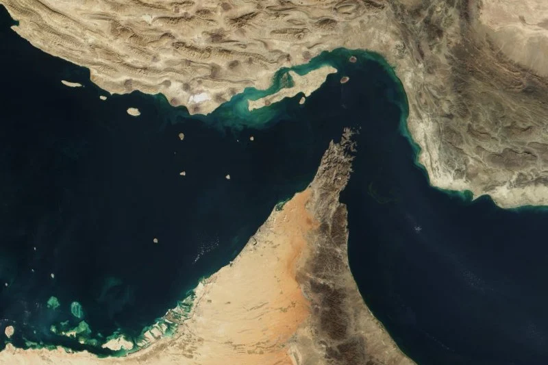 Irã Sinaliza Passagem Segura no Estreito de Ormuz para Navios “Não Hostis” Após Tensões com EUA e Israel