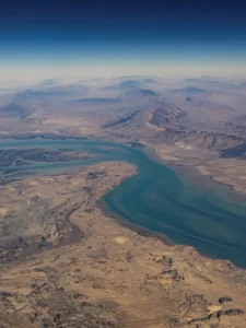 Estreito de Ormuz: Irã Libera Navios com Mercadorias Essenciais em Meio a Tensões Crescentes com EUA e Israel