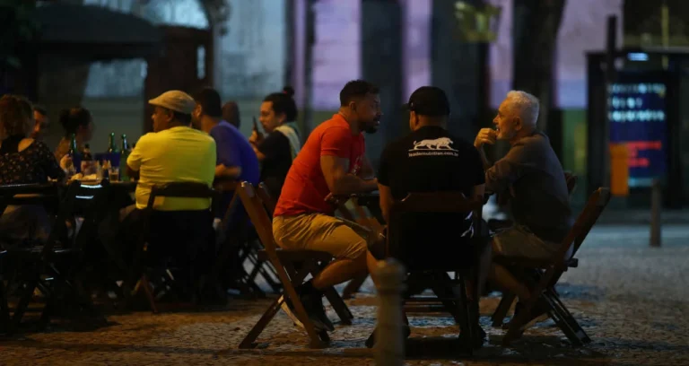 Preços Disparam: Setor de Serviços Brasileiro Trava em Março Pressionado por Inflação e Guerra no Oriente Médio
