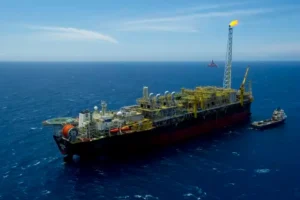 Guerra no Irã eleva alerta: Itaú BBA revisa preços-alvo de petroleiras e prevê Brent a US$ 80 em 2026 com risco geopolítico em alta