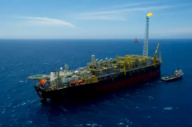 Guerra no Irã eleva alerta: Itaú BBA revisa preços-alvo de petroleiras e prevê Brent a US$ 80 em 2026 com risco geopolítico em alta