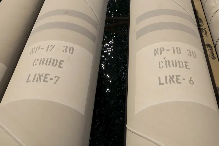 Drone atinge oleoduto estratégico da Arábia Saudita horas após cessar-fogo entre EUA e Irã, gerando instabilidade no mercado de petróleo