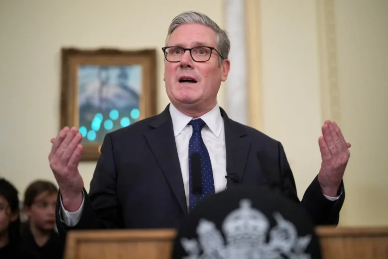 Líder do Reino Unido e Trump buscam plano prático para normalizar navegação no Estreito de Ormuz após tensões com Irã